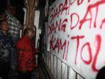 gubernur-papua-lukas-enembe-ditolak-masuk-asrama-mahasiswa-papua-di-surabaya.jpg