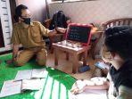 guru-sd-di-tulungagung-melakukan-pembelajaran-kunjungan-ke-rumah-siswa.jpg