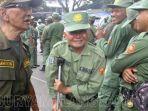 hansip-personel-perlindungan-masyarakat-linmas-kelurahan-bandung-rejosari-jamari.jpg