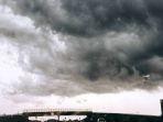 ilustrasi-awan-cumulonimbus-sering-dikaitkan-dengan-kecelakaan-pesawat.jpg