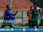 irfan-jaya-dan-m-hidayat-saat-berlatih-bersama-persebaya-surabaya-di-lapangan-jenggolo-sidoarjo.jpg