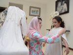 istri-wakil-gubernur-jatim-arumi-bachsin-mencobakan-baju-kepada-anak-pertamanya-lakeisha.jpg