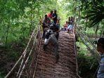 jembatan-bambu-rusak-dan-memutus-jalan-antar-desa-di-bojonegoro.jpg