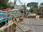 jembatan-darurat-dari-bambu-Kelurahan-Pandanwangi-Kota-Malang-Senin-27102025.jpg