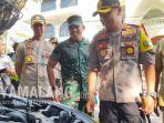 kapolres-cek-mobil-dinas-polisi-dalam-pengamanan-lebaran-di-kota-malang.jpg