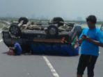 kecelakaan-tunggal-mobil-pikap-l300-terbalik-di-km-07400-jalur-b-tol-gresik-surabaya.jpg