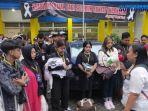 keluarga-korban-tragedi-Kanjuruhan-bersama-Aremania-berangkat-ke-Jakarta.jpg