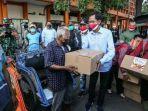 ketua-dprd-surabaya-adi-sutarwijono-dan-wali-kota-eri-cahyadi-membagikan-paket-bantuan-sembako.jpg