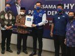 ketua-umum-partai-demokrat-agus-harimurti-yudhoyono-ahy-memberi-rekomendasi-ke-sanusi-didik.jpg