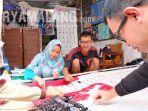 khoirul-rizqy-kedua-kanan-bersama-teman-temannya-sedang-membuat-batik-di-tempat-kerjanya.jpg