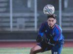 kiper-arema-fc-adilson-maringa-pemanasan-jelang-laga-lawan-psis-semarang-sabtu-2592021.jpg