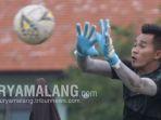 kiper-persebaya-angga-saputra-rutin-menjalankan-program-latihan-yang-diberikan-tim-pelatih.jpg