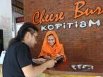 kondisi-resto-and-cafe-cheese-bury-saat-ramadan_20160608_212846.jpg