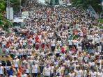 lautan-manusia-jalan-sehat_20150426_085414.jpg
