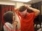 lesty-kejora-menggengam-tangannya-menandakan-harapan-lebih.jpg