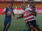 madura-united-vs-arema-fc-dalam-laga-liga-1-di-stadion-pamelingan-pamekasan_20180421_165116.jpg