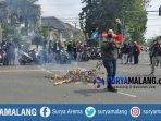 Mahasiswa Demo Soal UKT Sambil Bakar Kayu di Jalan, Begini Reaksi Rektorat Unair