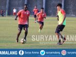 makan-konate-kiri-dalam-latihan-arema-fc-di-stadion-umm_20180725_152747.jpg
