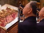 menteri-vietnam-to-lam-dikecam-karena-menikmati-steak-mahal-salt-bae-seharga-rp-14-juta.jpg