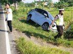 mobil-expander-nyungsep-ke-sawah-di-pinggir-jalan-raya-desa-taman-kecamatan-jrengik-sampang.jpg