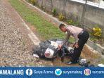 motor-honda-scoopy-tergeletak-di-pinggir-rel-setelah-tertabrak-kereta-di-sidoarjo.jpg