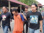 mutilasi-Eko-Fitrianto-diborgol-dan-menggunakan-baju-tahanan-saat-digelandang-Polres-Jombang.jpg
