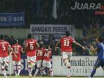 para-pemain-persija-merayakan-gol-ke-gawang-persib-bandung_20170723_095942.jpg