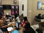 para-wanita-terapis-dan-pemijat-di-kediri-diperiksa-polda-jatim.jpg