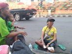 pasangan-pengemis-yang-membawa-serta-anaknya-mangkal-di-perempatan-bca-kota-batu-pada-tahun-lalu.jpg