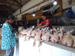 pedagang-daging-ayam-di-Pasar-Legi-Kota-Blitar-Rina-sedang-melayani-pembeli.jpg