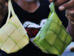 pedagang-ketupat-mulai-menjamur-di-sejumlah-pinggir-jalan-di-surabaya.jpg