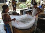 pekerja-sedang-memproduksi-tahu-di-kelurahan-pakunden-kecamatan-sukorejo-kota-blitar.jpg