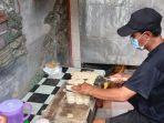 pekerja-usaha-keripik-tempe-kiky-di-kawasan-sanan-kota-malang-sedang-memotong-tempe.jpg