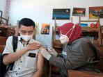 pelajar-smk-3-kota-batu-mendapat-suntikan-vaksin-sinovac-dosis-pertama.jpg
