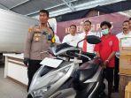 pelaku-curanmor-milik-pedagang-soto-ayam-saat-berada-di-Mapolres-Sampang.jpg