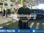 pelatih-bhayangkara-fc-simon-mcmenemy-di-bandara-juanda_20170114_170013.jpg