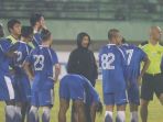 pelatih-persib-bandung-djadjang-nurdjaman-dalam-latihan-di-stadion-manahan-solo_20170605_153606.jpg