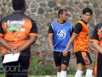 pemain-arema-fc-ahmad-bustomi-rompi-kuning-saat-ikut-kursus-lisensi-c-afc-di-kota-batu_20170831_171415.jpg