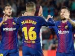pemain-barcelona-sergi-roberto-kiri-gerard-deulofeu-tengah-dan-lionel-messi_20171230_180217.jpg
