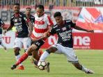 pemain-madura-united-peter-odemwingie_20170417_081806.jpg