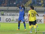 pemain-persib-bandung-ezechiel-n-douassel-dalam-laga-kontra-persegres-di-stadion-si-jalak-harupat_20170821_095158.jpg