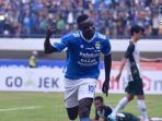 pemain-persib-bandung-ezechiel-ndouassel_20180326_193128.jpg