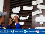 pembalut-wanita-ke-gedung-dprd-kota-malang-demonstran_20180308_185730.jpg