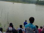 pencarian-korban-tenggelam-di-waduk-klampis-desa-kramat-kecamatan-kedungdung-sampang.jpg