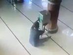pencurian-uang-kotak-amal-terekam-cctv-di-masjid-at-taqwa-jemur-wonosari-surabaya.jpg
