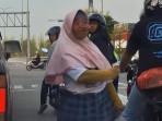 pengemis-memukul-kepala-pengendara-sepeda-motor-di-Lampu-Lalu-Lintas-Exit-Tol-Madiun.jpg