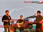 penyanyi-solois-ardhito-pramono-duet-bersama-wagub-jatim-emil-estilianto-dardak.jpg