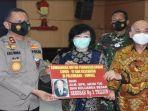 penyerahan-bantuan-rp-2-triliun-dari-keluarga-akidi-tio-untuk-covid-19-senin-26-juli-2021.jpg