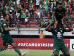 persebaya-vs-persela-pemain-persebaya-irfan-jaya.jpg