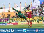 persebaya-vs-persik-patrich-wanggai.jpg